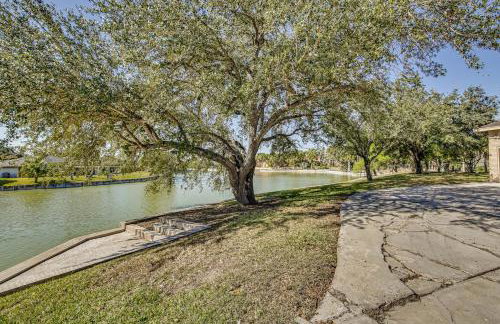Pool and Game Room Waterfront Harlingen Home - Foto 42