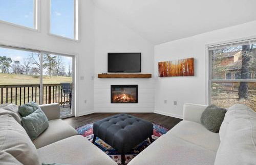 Bright Mountain Cabin with Game Room & Golf Course Views Near Hedgesville, West Virginia - Foto 12