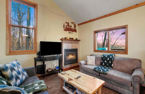 Hot tub, fireplace, fire pit, pool table, grill, EV, pets, HOA lake - Photo 5