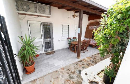 Sardinian Cottage, 150m from the sea, private Garden - Foto 1