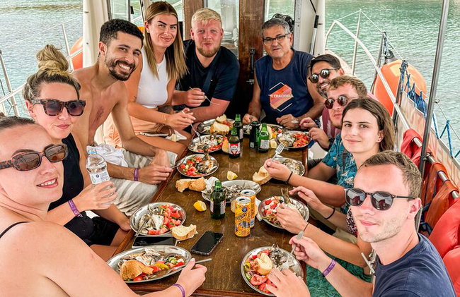 Capitán Manolis Pesca con barbacoa en el barco - Foto 2