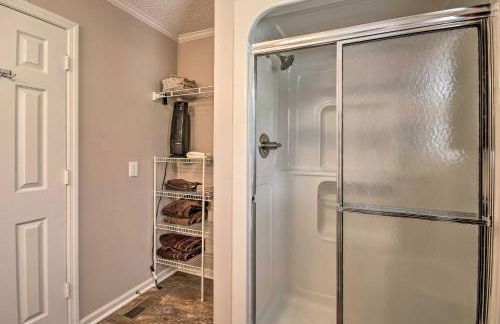 Family Home with Fire Pit, 2 Mi to Lake Access - Foto 25