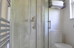 Cute self-contained guest room with ensuite and private decked porch in Glastonbury - Photo 11