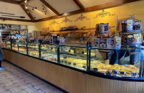 Jenkins Pond Beach Access with BBall Hoop & Grill, Bright Cape Cod Retreat near Jenkins Pond in Falmouth - Parking, Modern Retreat with Outdoor Space, 24 Hour Hospitality - Foto 25