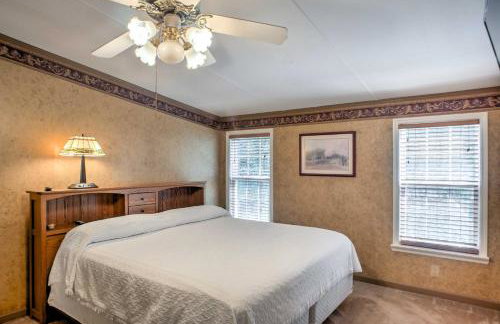 Ooltewah Cabin with Grill, Pool Table and Porch! - Foto 14