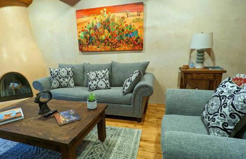 Enchanted Casita with Private Outdoor Hot Tub and Patio, Near Santa Fe Plaza, Sleeps 4 with free parking - Foto 8