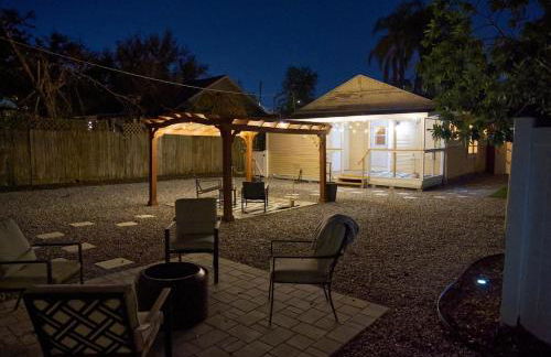 Cozy bungalow with Luxe Yard, Firepit, Pergola Area - Foto 24