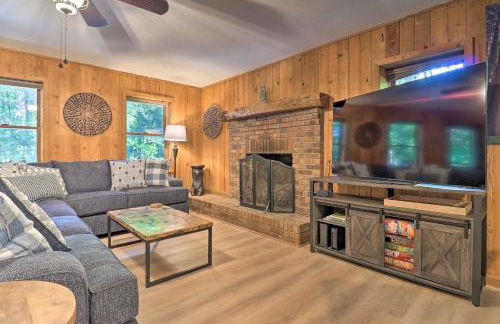 Game Room and Fire Pit Weaverville Family Home! - Foto 1