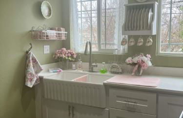 The Rose Cottage at The Carriage House - Photo 8