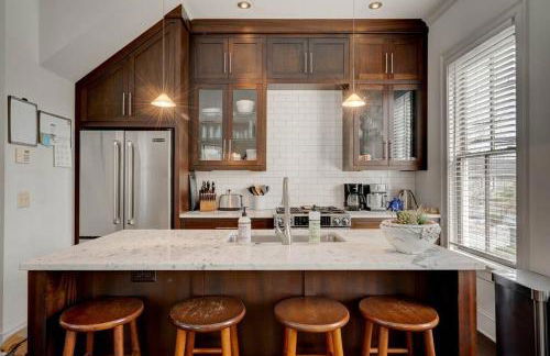 Elegant Sunlit Home with Private Rooftop Oasis - Foto 24