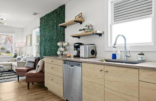 3BR 2BA Derby Home Walk to Churchill Free Parking - Foto 30