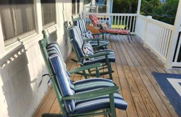 Spacious Beach House Steps to Sand - Foto 67