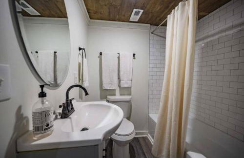 3 Bed 2 Bath Renovated Home Near The Lake - Foto 25