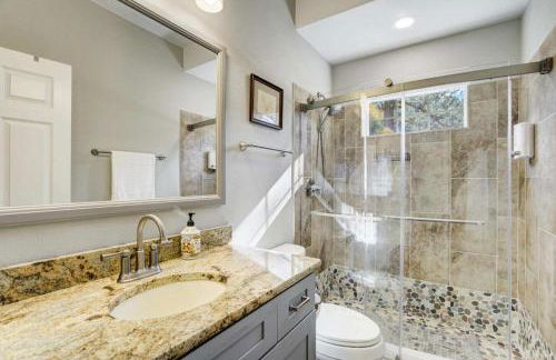 Luxury Retreat with Hot Tub Fire Pit & Forest Views - Foto 36