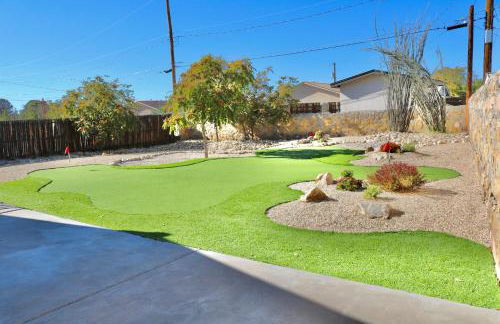 Modern Mini Golf Oasis - Foto 64