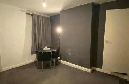 Cosy 2 Bed House - Sleeps 3 Parking & Garden - Foto 28