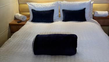 ENTIRE LUXURY YACHT - HEATED -2 Double bedrooms both en-suit -70sqm -QUIET and RELAXING - HEATING - sleeps up to 4 people - moored on our Private Island - nearby LEGOLAND THORPE PARK ASCOT RACES WENTWORTH LONDON Lapland UK -NO Parties - - Foto 5