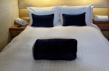 ENTIRE LUXURY yacht 70sqm Oyster Fund - Quiet and relaxing - 2 double bedrooms both en-suite - HEATING - sleeps up to 4 people - moored on our Private Island - nearby LEGOLAND THORPE PARK ASCOT RACES WENTWORTH LONDON Lapland UK -NO Parties - - Foto 5