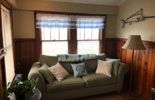 Old Time Beach Front Cottage - The Beach is your Backyard! Pet Friendly cottage - Photo 7