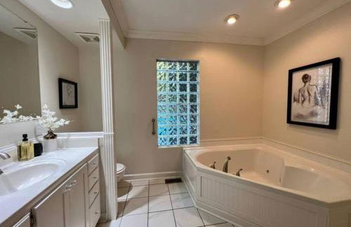 Blue Moon Cottage - Music Room, Inground Pool - Foto 53