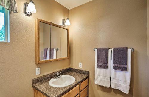 Cabin with Backyard Space - half Mi to Trinity Lake! - Foto 15