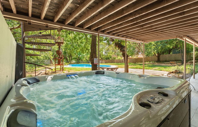 Spacious Family Home w Pool Hot Tub Large Yard - Photo 1