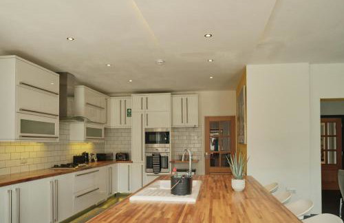 Modern Spacious House - Sleeps 16, Free Parking, Sun Terrace - Foto 22