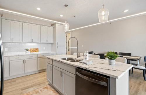 Lakefront Topsider Condo w/ Boat Slip, 2 Pools & Large Deck - Foto 9