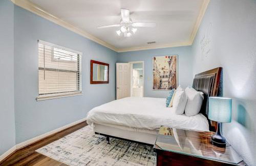 Stunning Lakefront Home with 2 Patios, Chef's Kitchen, & Lake Access - Foto 20