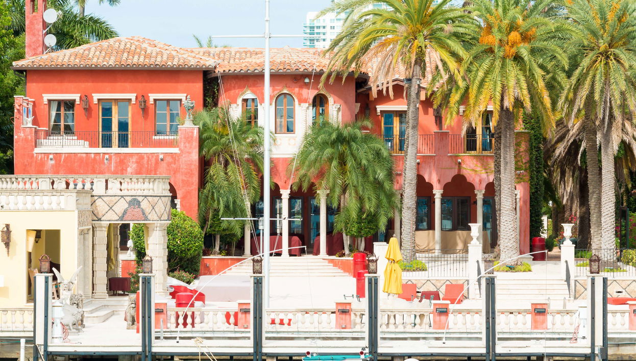 Balade en bateau à travers les Villas des Stars