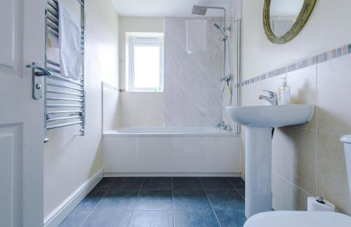 Relaxing 3 Bedroom Chester Home with garden - Photo 12