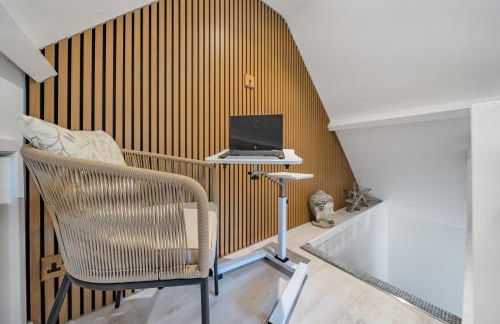 Romantic getaway UK with Private Sauna, King Bed, WiFi 517mbps & EV Charger - Photo 6