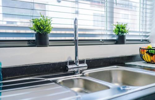 NEW! Spacious 3-Bed Home in Newcastle-under-Lyme by 53 Degrees Property, Ideal for Business, FREE Parking! - Foto 17