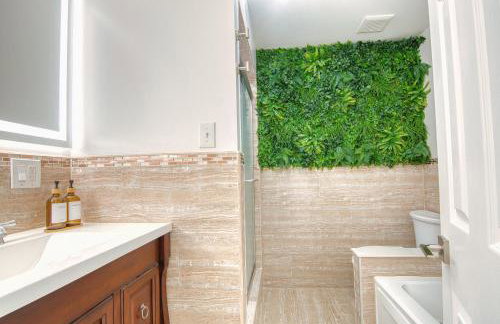 Bushwick Gem with Spacious King Bed, 2 Baths with Modern Kitchen & Steps to train - Foto 14