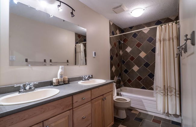 LUXURIOUS 5,500 sqft Home: 5 Br/5 Ba | PRIVATE Pool & Hot Tub | STEPS to Beach - Foto 31