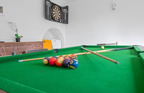 Awesome Games Room House! East Midlands Airport, Donington Park, with FREE parking - Foto 1