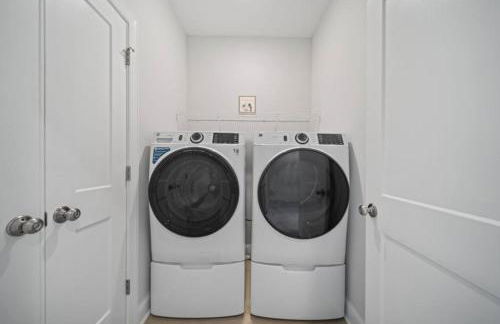 NEW Luxury Condo, Rooftop Terrace, EV Charger! - Foto 52