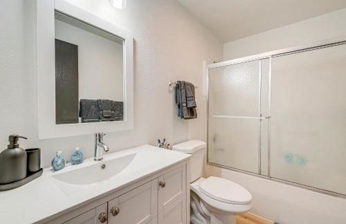 Spacious Camano Home with Hot Tub and Water Views! - Foto 23