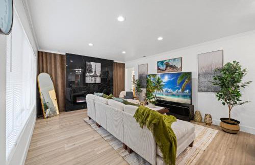 Entire Private Home with 4 Bedrooms 2 Bathrooms, Hot Tub, King Bed, 80 TV, Gated Yard, Ranch Style, Available Now - Foto 42