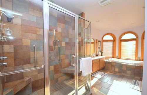 Redbud Keep - Unique Features, Movie Set Decor, Grill, Wifi, Family Friendly, Hiking, Billiard Table, Movie Theater Room, Fireplace, Golfing, View, 2 King Beds - Foto 31