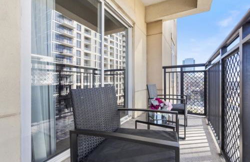 Bright Uptown Bliss - Free Parking, Walkable, Views - Foto 37