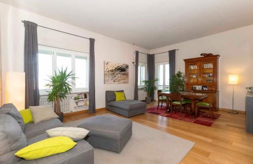 GuestHost - Charming apartment with parking! - Photo 1