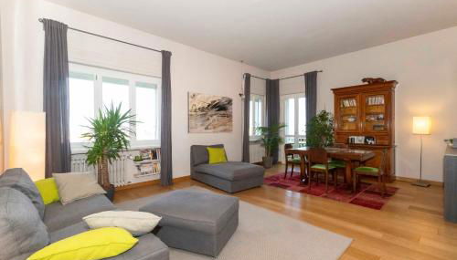 GuestHost - Charming apartment with parking! - Photo 1