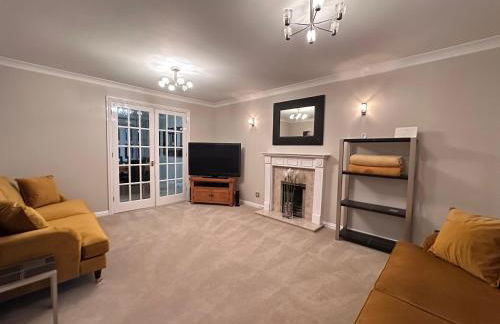 Spacious 4 Bed Home near Elizabeth Line, perfect for Contractors, Families & Groups - Foto 4