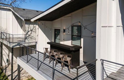 Nash House & Bars of Broadway with Patio Bar and Views! 8min Downtown! Sleeps 12! - Foto 17