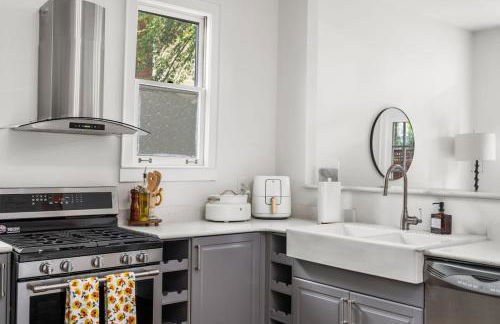 Walkable Grant Park 1920s Home with King Bed - Photo 5