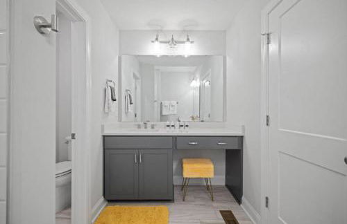 NEW Luxury Condo, Rooftop Terrace, EV Charger! - Foto 37