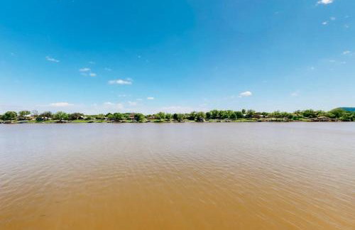 Spacious Lakefront Home with Water Views, WiFi & Private Washer/Dryer - Foto 1