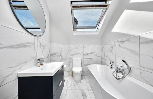 Exclusive Offers l Last-Minute Stay l Sleeps Up to 6 l Conveniently located near town Centre l restaurants l and local attractions l It offers easy access to the stunning Causeway Coast l Coleraine Hideout l WeStayBelfast - Foto 19