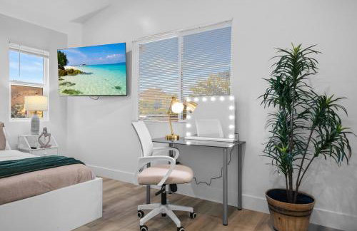 Entire Private Home with 3 Bedrooms 2 Bathrooms, with Garage, Gated Yard, King Bed House, Available Now - Foto 54